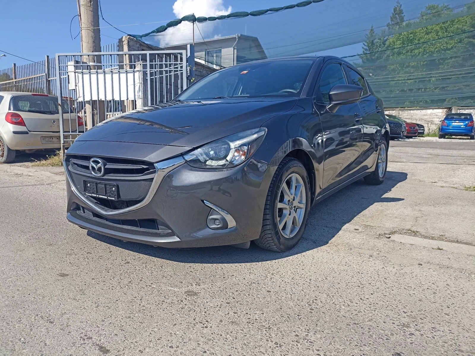 Mazda 2 1.5i Automatic Euro 6b, снимка 2 - Автомобили и джипове - 54842171