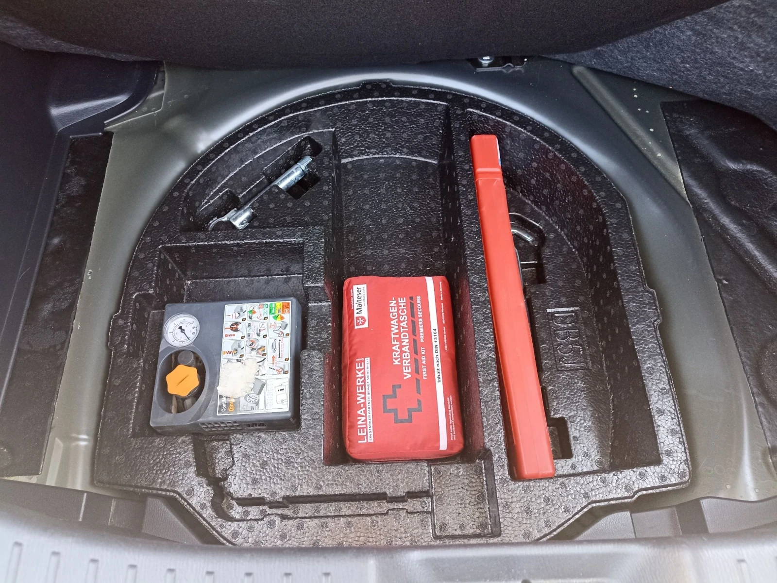 Mazda 2 1.5i Automatic Euro 6b, снимка 8 - Автомобили и джипове - 54842171