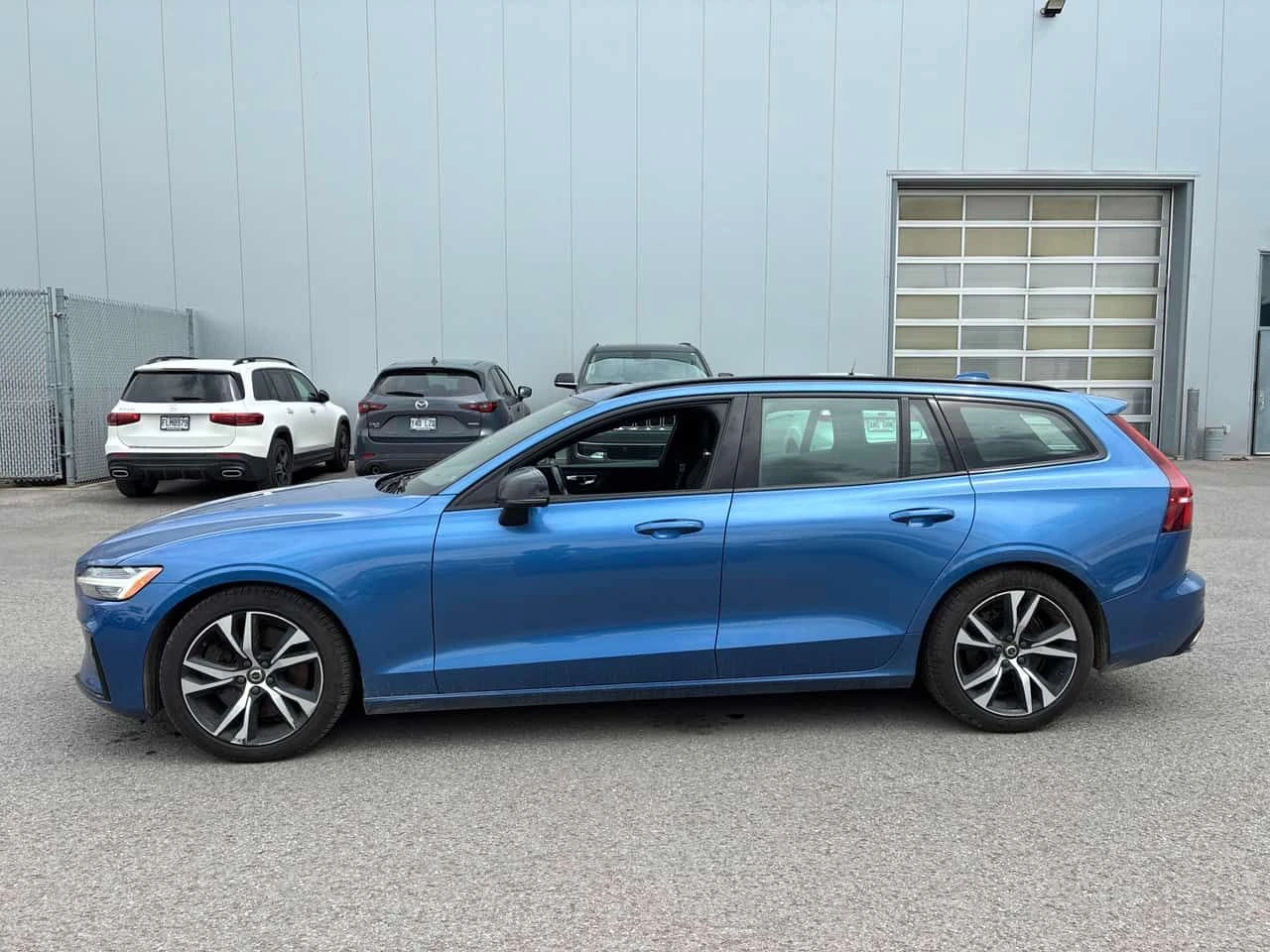 Volvo V60 R-Design| PANO| ПОДГРЕВИ| KEYLESS| КЛИП НА МОТОРА|, снимка 2 - Автомобили и джипове - 55012482