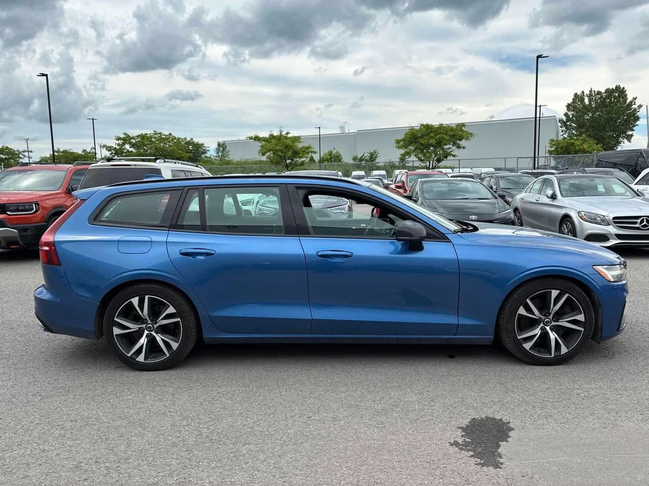 Volvo V60 R-Design| PANO| ПОДГРЕВИ| KEYLESS| КЛИП НА МОТОРА|, снимка 3 - Автомобили и джипове - 55012482