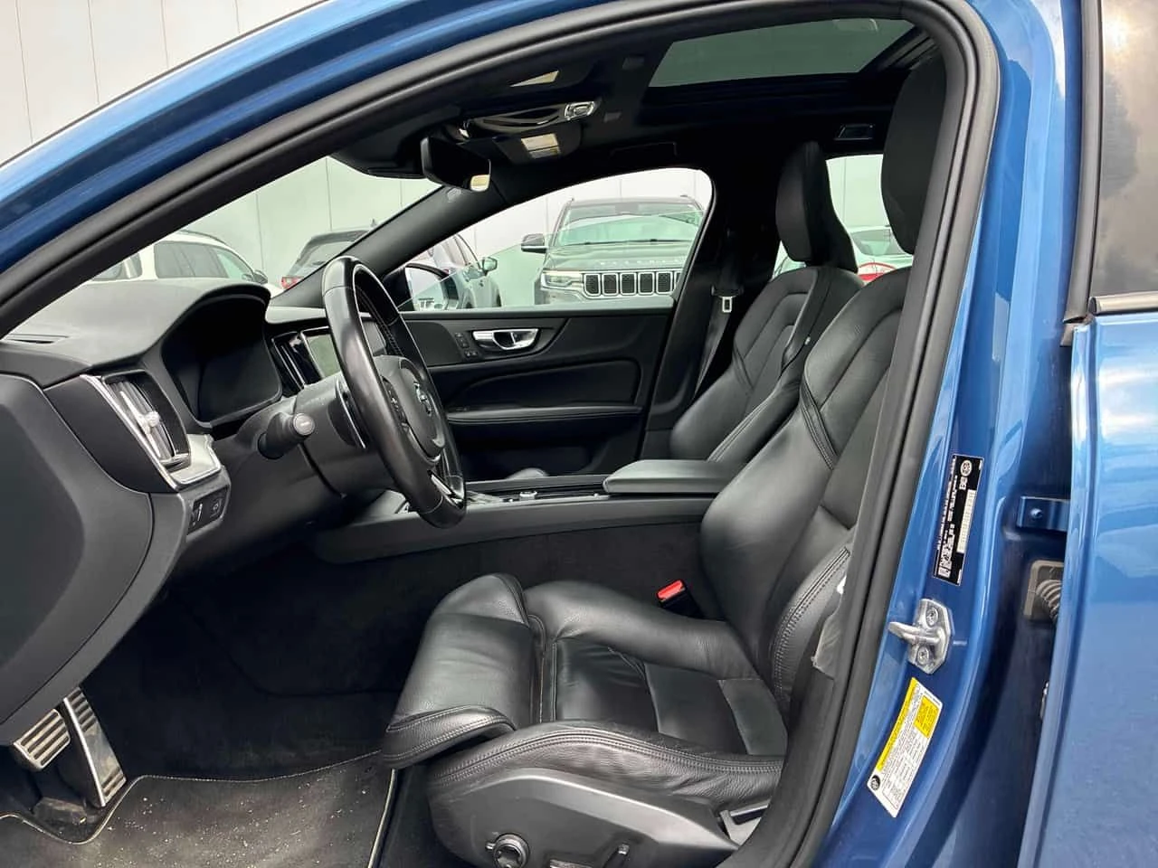Volvo V60 R-Design| PANO| ПОДГРЕВИ| KEYLESS| КЛИП НА МОТОРА|, снимка 7 - Автомобили и джипове - 55012482