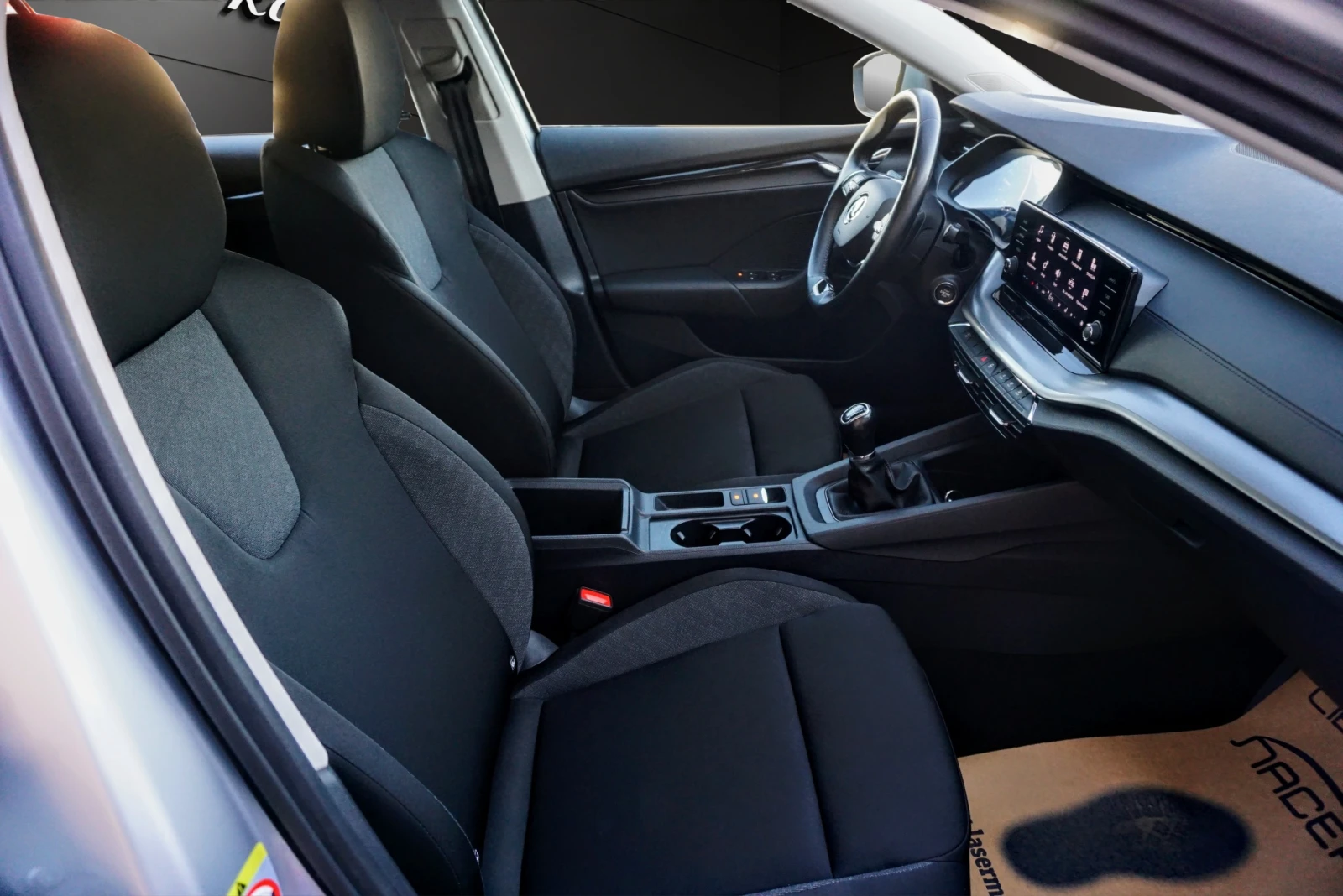 Skoda Octavia SW 2.0TDI ACTIVE, снимка 13 - Автомобили и джипове - 56221519
