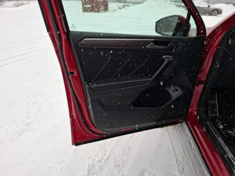 VW Tiguan * Highline R Line * CARFAX * БЕЗ ПЪРВОНАЧАЛНА ВНОС, снимка 14 - Автомобили и джипове - 53210889