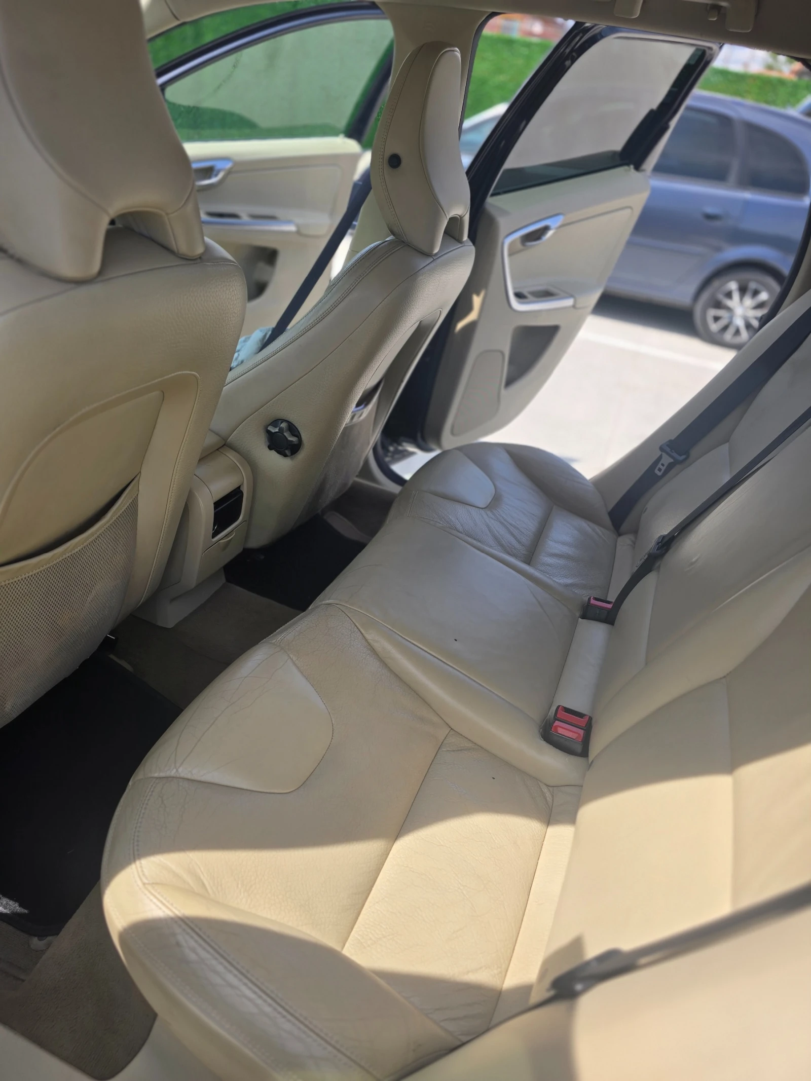Volvo XC60 2.4D AWD - изображение 3