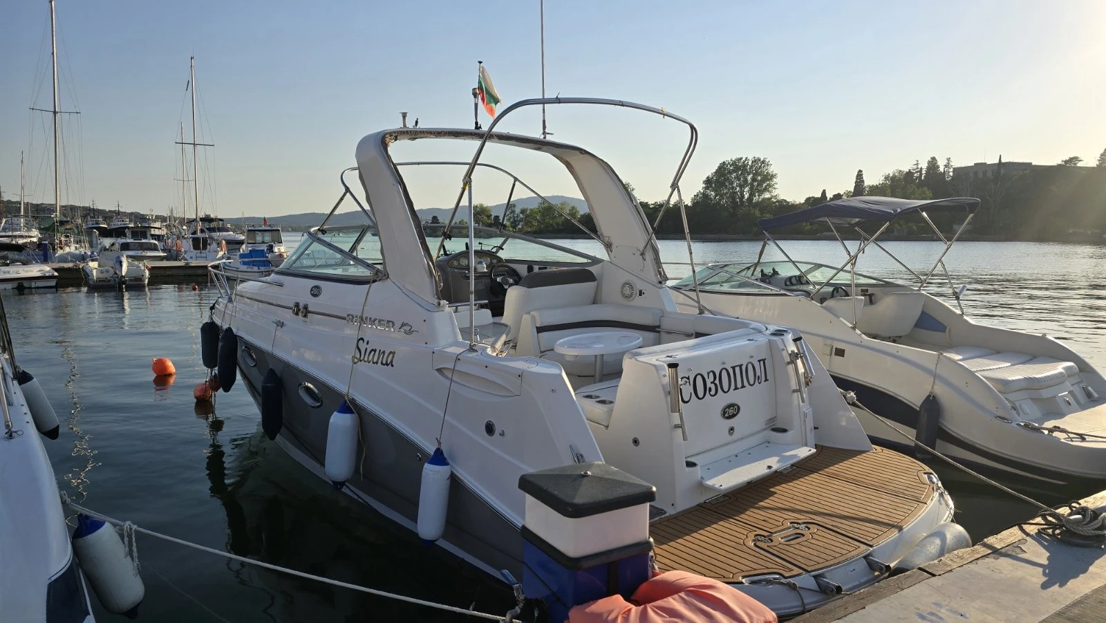 Моторна яхта Rinker 260 - изображение 5