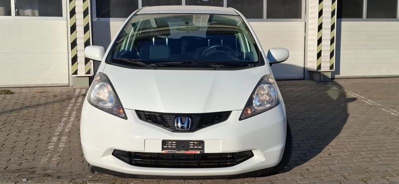 Honda Jazz КАТО НОВА СтегнатаБяла Пуканка!!, снимка 2 - Автомобили и джипове - 47387882