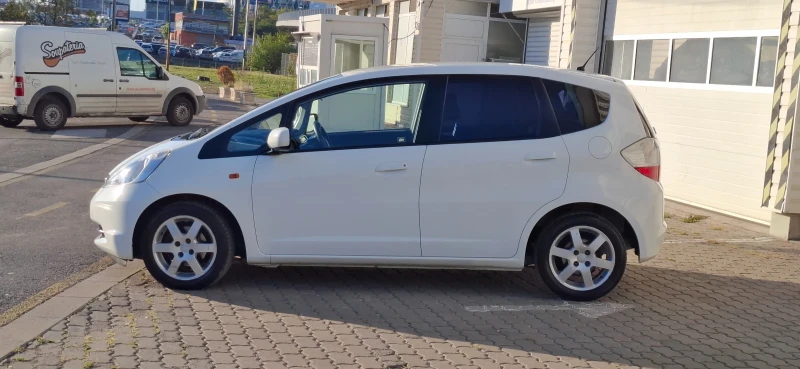 Honda Jazz КАТО НОВА СтегнатаБяла Пуканка!!, снимка 4 - Автомобили и джипове - 47387882