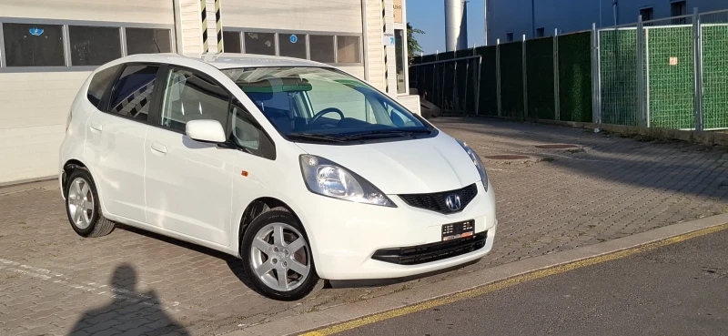 Honda Jazz КАТО НОВА СтегнатаБяла Пуканка!!, снимка 1 - Автомобили и джипове - 47387882