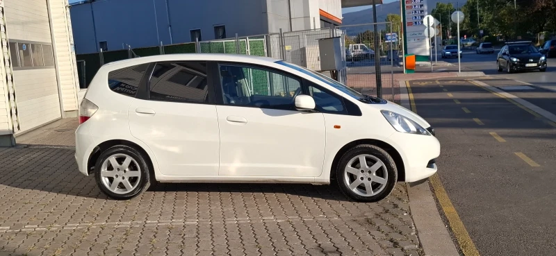 Honda Jazz КАТО НОВА СтегнатаБяла Пуканка!!, снимка 7 - Автомобили и джипове - 47387882