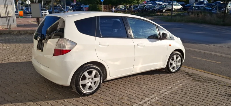 Honda Jazz КАТО НОВА СтегнатаБяла Пуканка!!, снимка 6 - Автомобили и джипове - 47387882