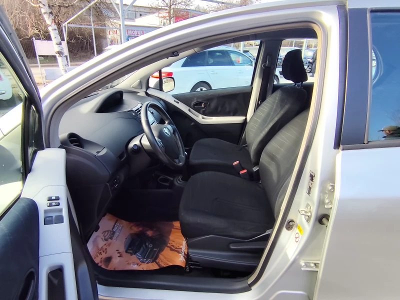 Toyota Yaris 1.3VVT-i* KLIMATIK* , снимка 7 - Автомобили и джипове - 53131609