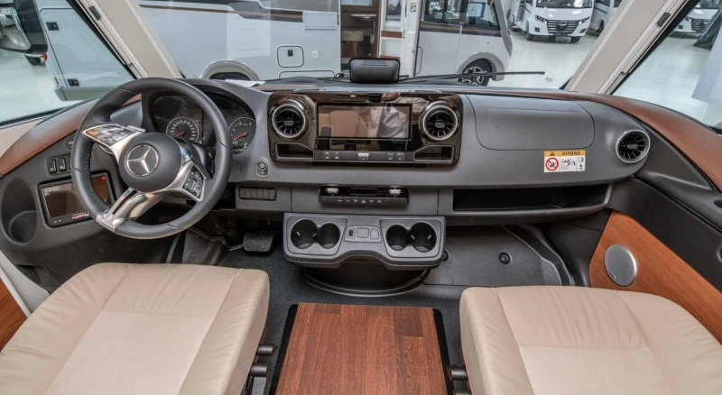 Кемпер Carthago   Chic C - line l 4.9LE  L MB Sprinter , снимка 10 - Каравани и кемпери - 52007634