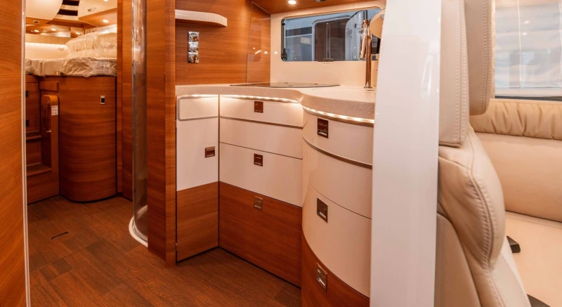 Кемпер Carthago   Chic C - line l 4.9LE  L MB Sprinter , снимка 11 - Каравани и кемпери - 52007634