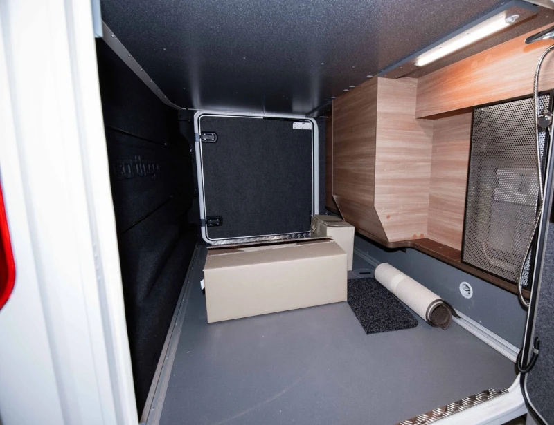 Кемпер Carthago   Chic C - line l 4.9LE  L MB Sprinter , снимка 5 - Каравани и кемпери - 52007634