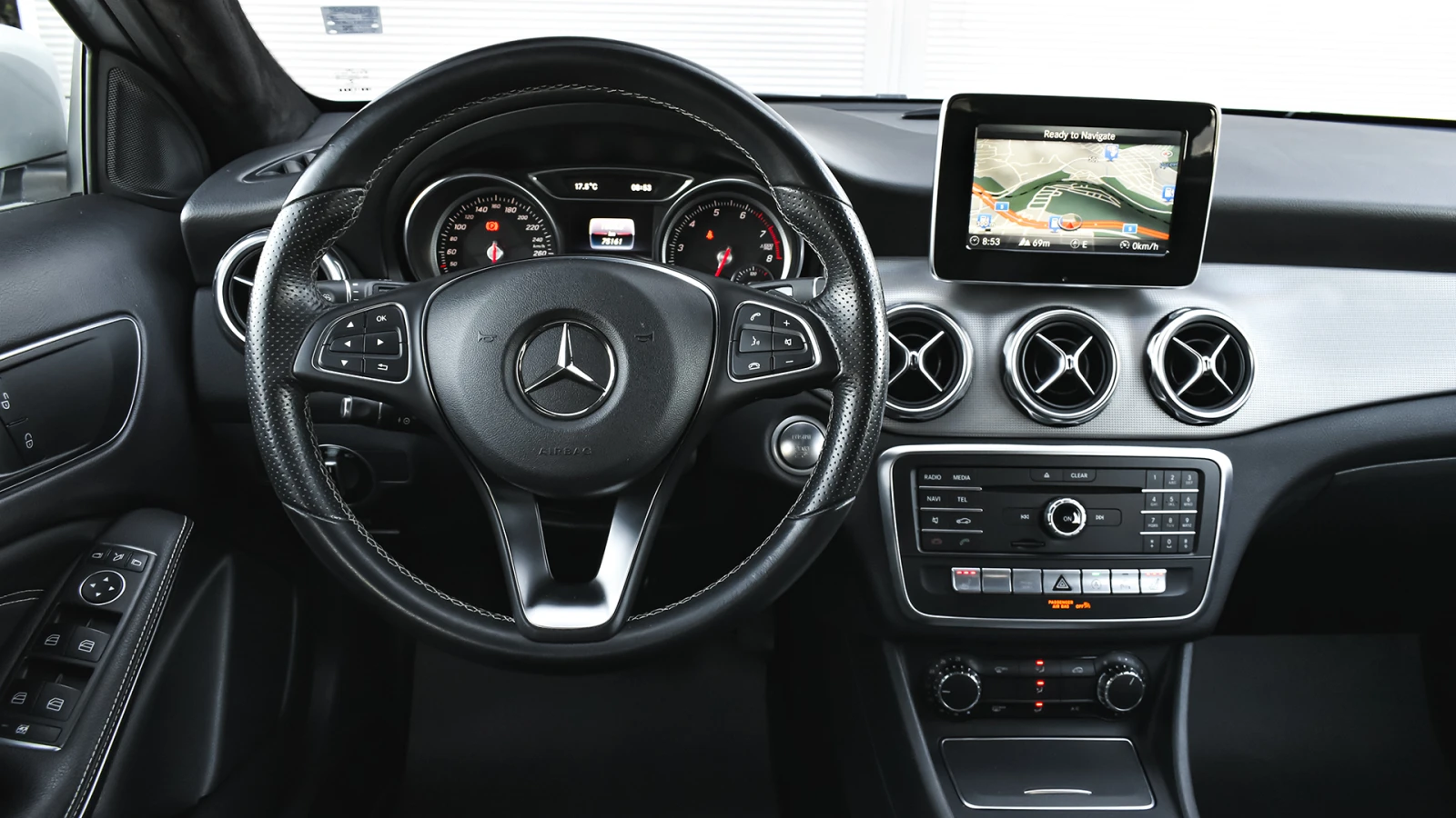 Mercedes-Benz GLA 180 Progressive, снимка 9 - Автомобили и джипове - 54450201