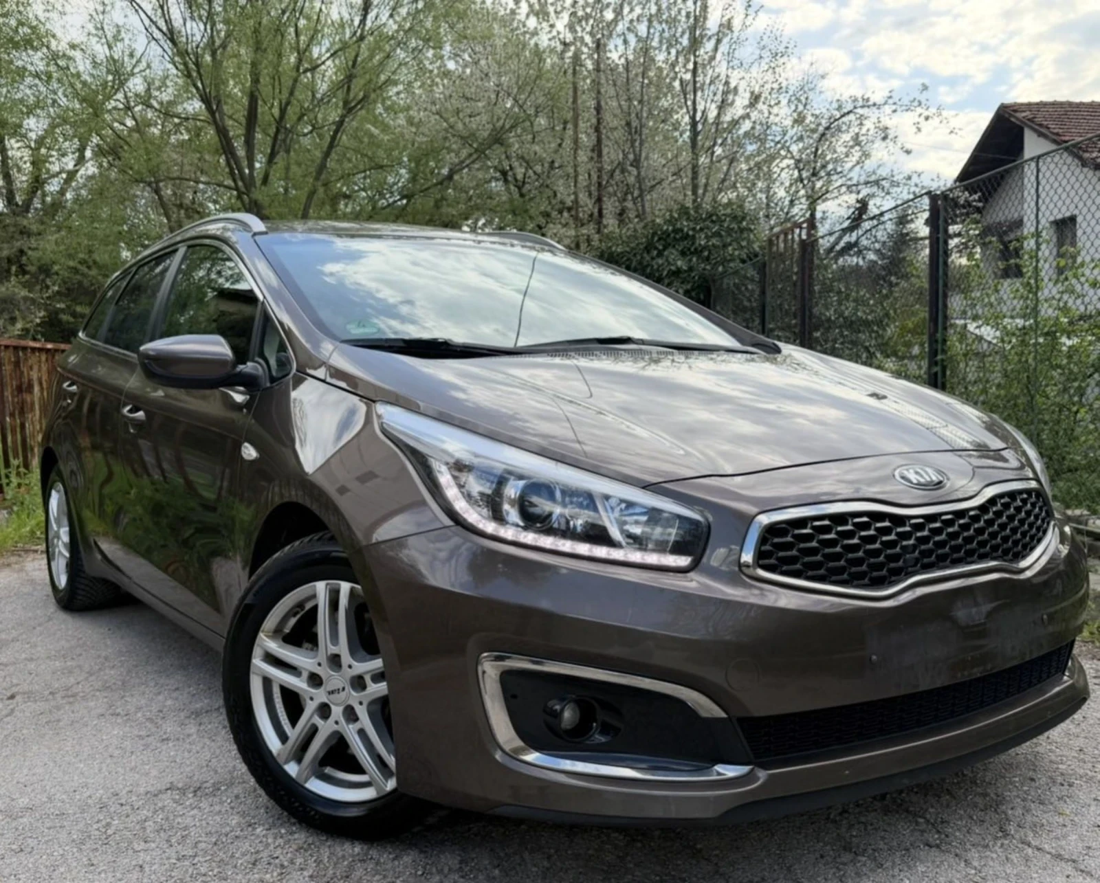 Kia Ceed 1.6CRDI-136к.с-NAVI-ПЪЛНА СЕРВИЗНА ИСТОРИЯ В KIA, снимка 3 - Автомобили и джипове - 55247272