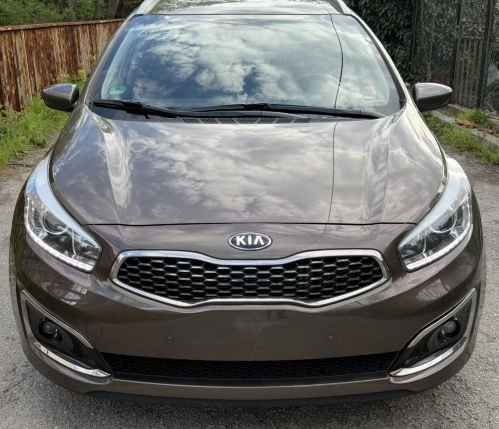 Kia Ceed 1.6CRDI-136к.с-NAVI-ПЪЛНА СЕРВИЗНА ИСТОРИЯ В KIA, снимка 2 - Автомобили и джипове - 55247272