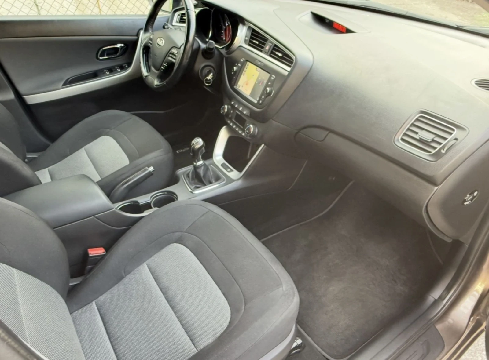 Kia Ceed 1.6CRDI-136к.с-NAVI-ПЪЛНА СЕРВИЗНА ИСТОРИЯ В KIA, снимка 12 - Автомобили и джипове - 55247272