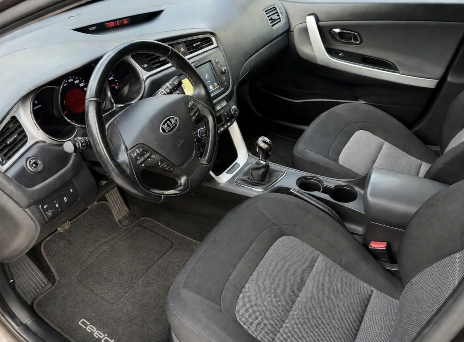 Kia Ceed 1.6CRDI-136к.с-NAVI-ПЪЛНА СЕРВИЗНА ИСТОРИЯ В KIA, снимка 7 - Автомобили и джипове - 55247272