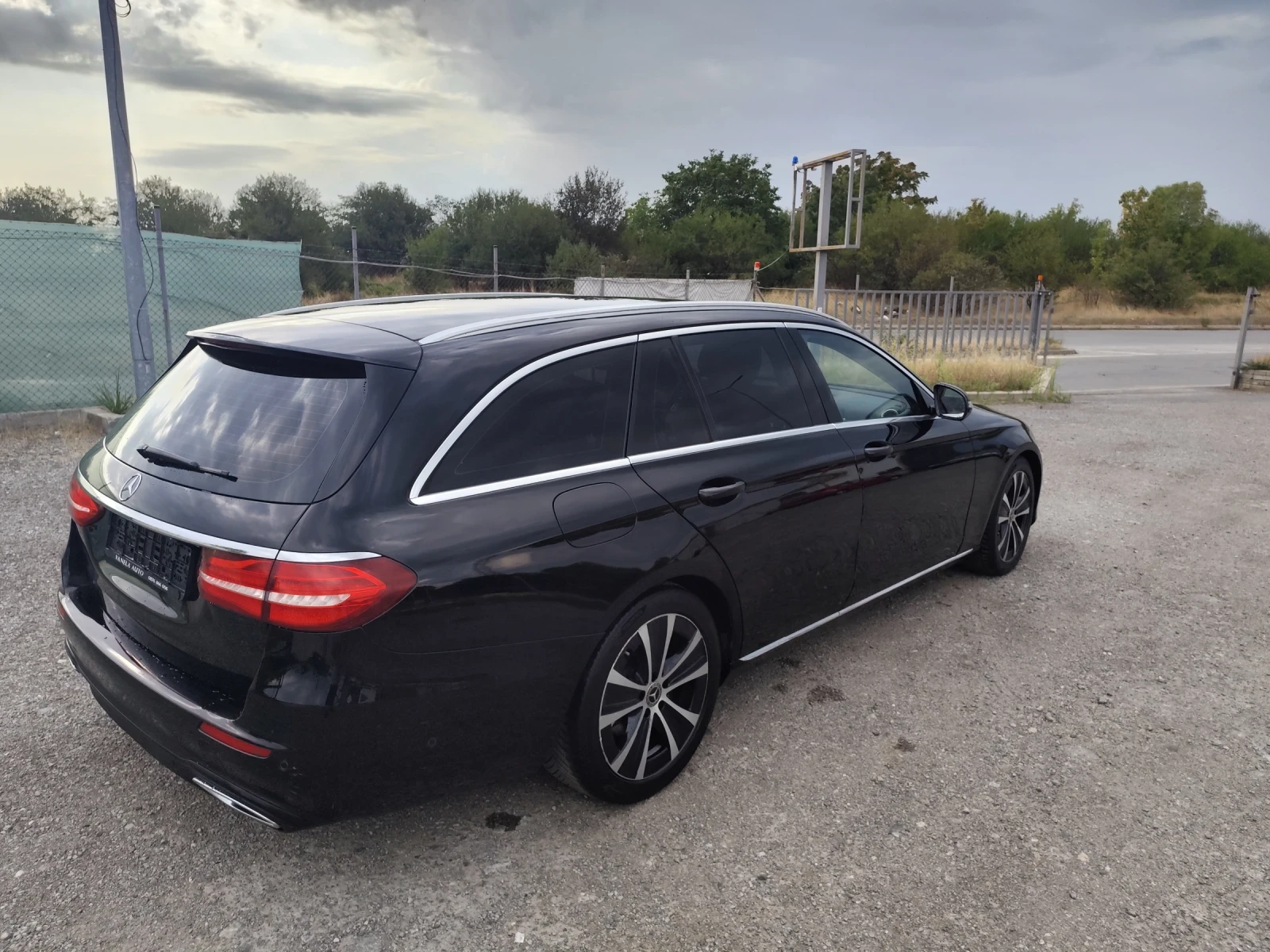 Mercedes-Benz E 220, снимка 5 - Автомобили и джипове - 55896995