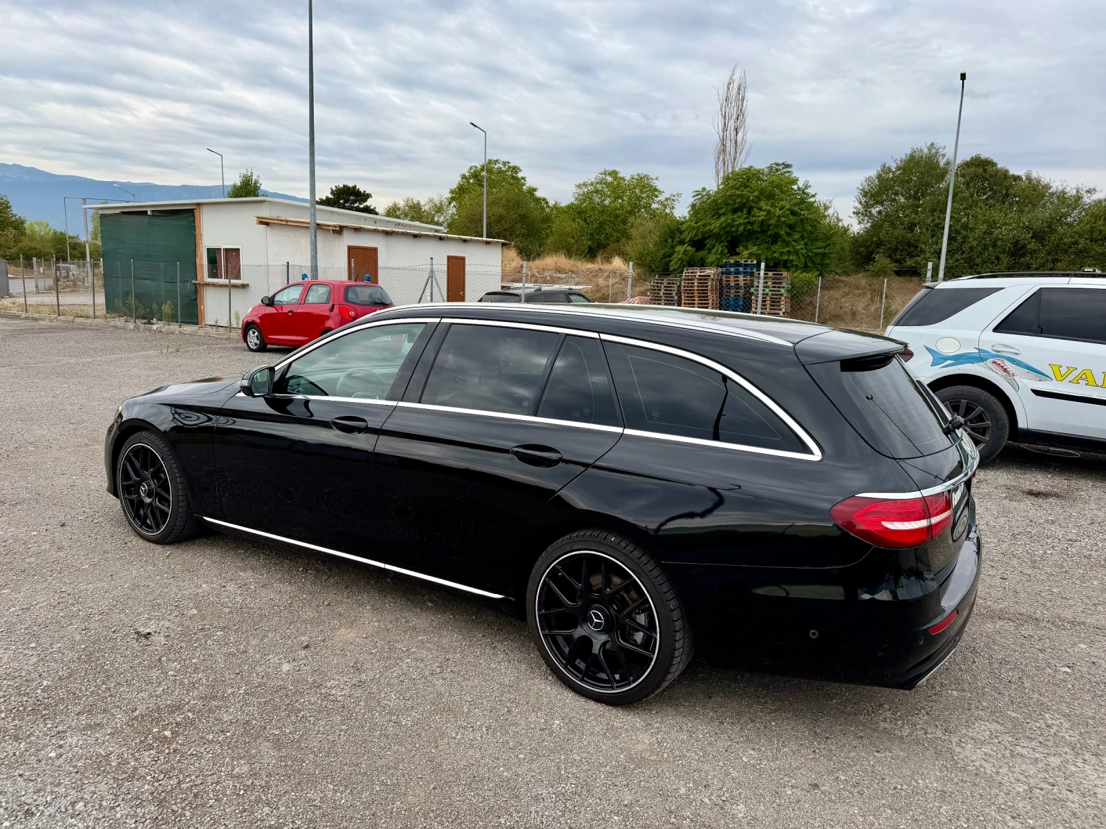 Mercedes-Benz E 220, снимка 5 - Автомобили и джипове - 55896995