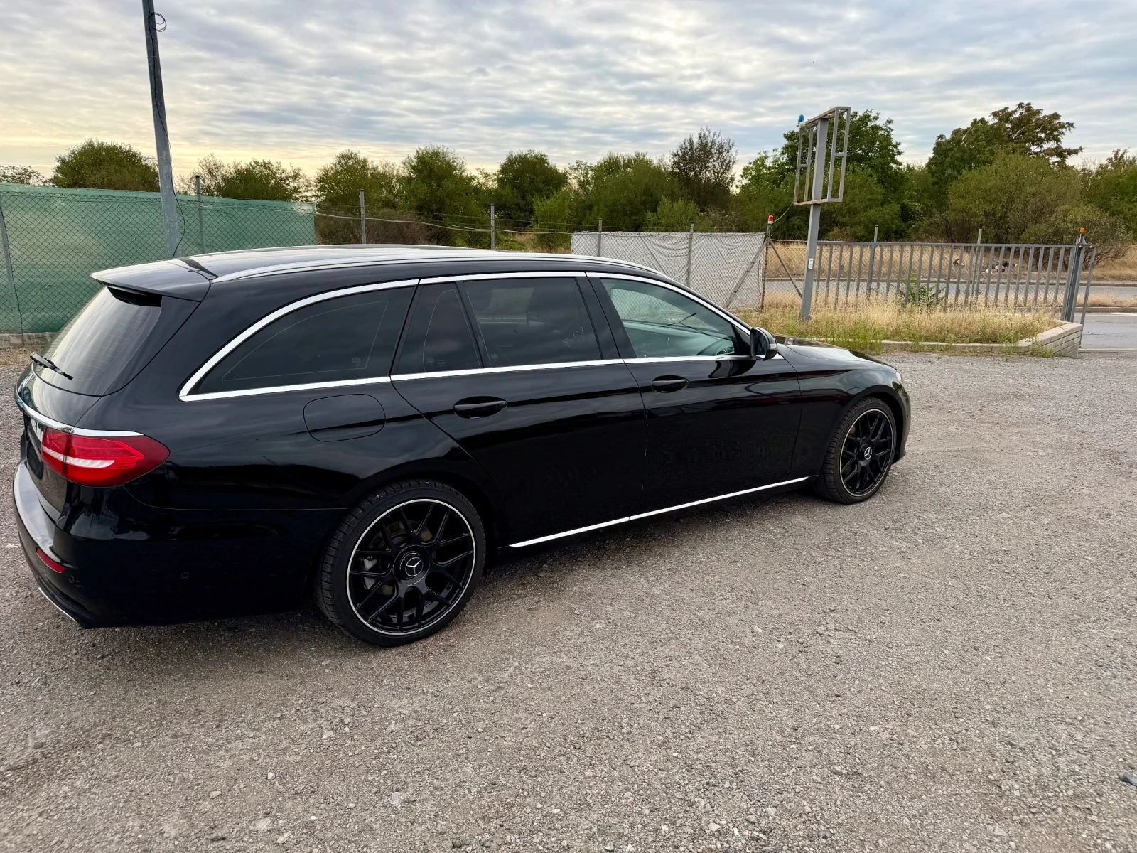 Mercedes-Benz E 220, снимка 3 - Автомобили и джипове - 55896995