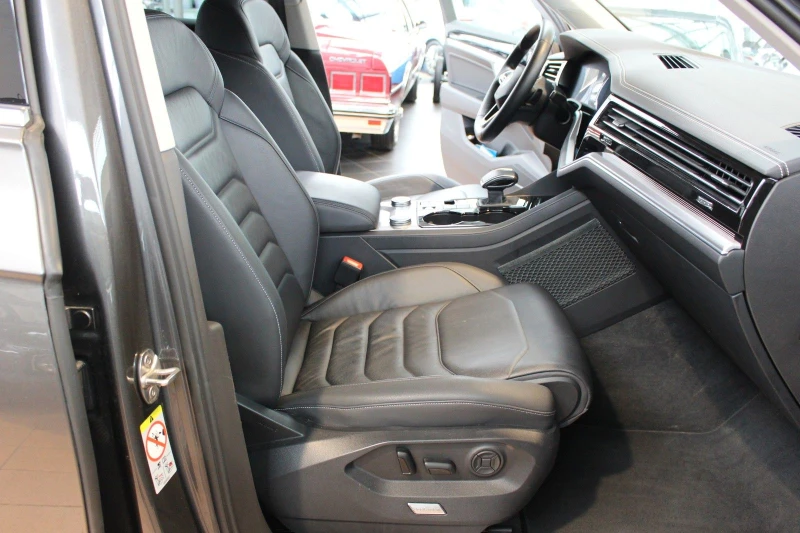 VW Touareg 3.0TDI/231HP/R-LINE/V6/4X4/VIRT/LED/NAVI/CAM/215v, снимка 11 - Автомобили и джипове - 49847673