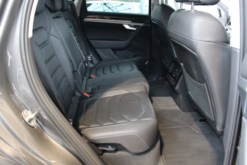 VW Touareg 3.0TDI/231HP/R-LINE/V6/4X4/VIRT/LED/NAVI/CAM/215v, снимка 14 - Автомобили и джипове - 49847673