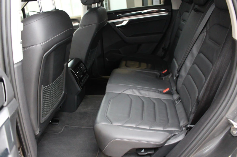 VW Touareg 3.0TDI/231HP/R-LINE/V6/4X4/VIRT/LED/NAVI/CAM/215v, снимка 13 - Автомобили и джипове - 49847673