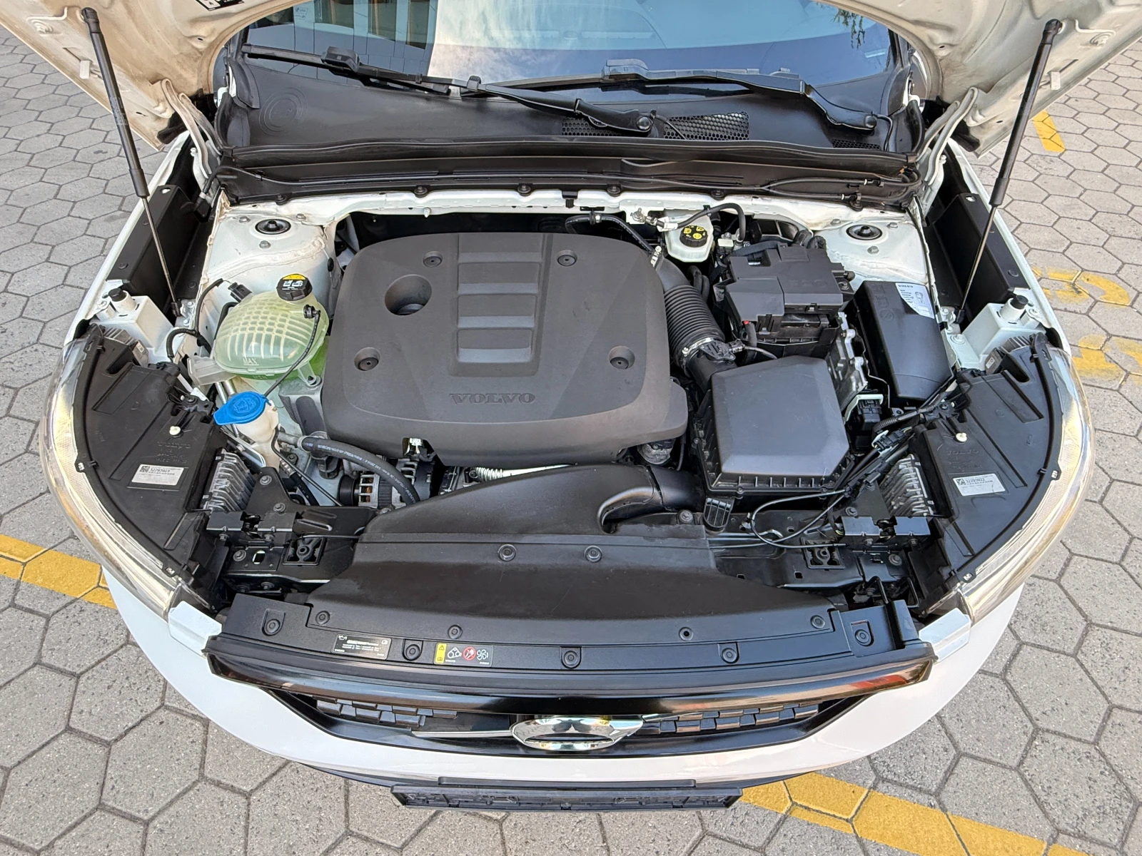 Volvo XC40 2.0D* AWD* R-DESIGN* , снимка 15 - Автомобили и джипове - 55044345