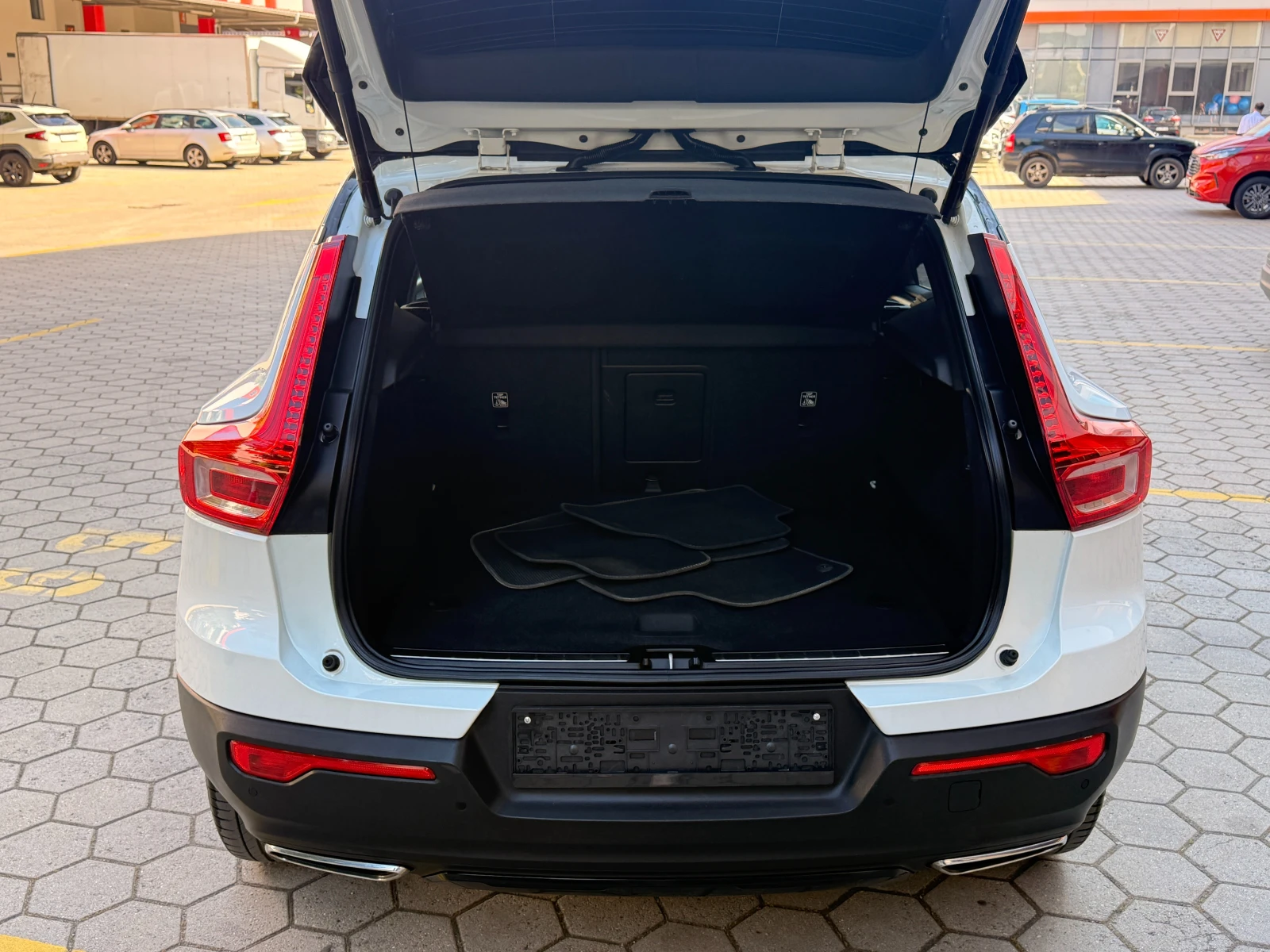 Volvo XC40 2.0D* AWD* R-DESIGN* , снимка 7 - Автомобили и джипове - 55044345