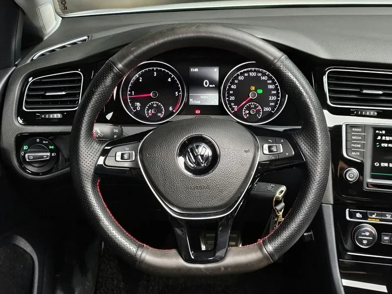 VW Golf 2.0 TDI, снимка 15 - Автомобили и джипове - 54300719