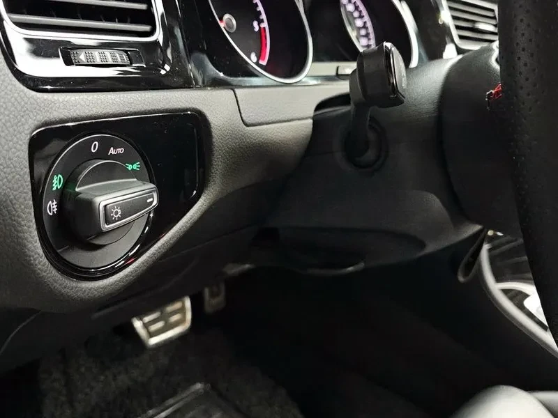 VW Golf 2.0 TDI, снимка 14 - Автомобили и джипове - 54300719