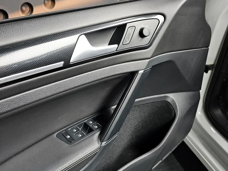 VW Golf 2.0 TDI, снимка 13 - Автомобили и джипове - 54300719