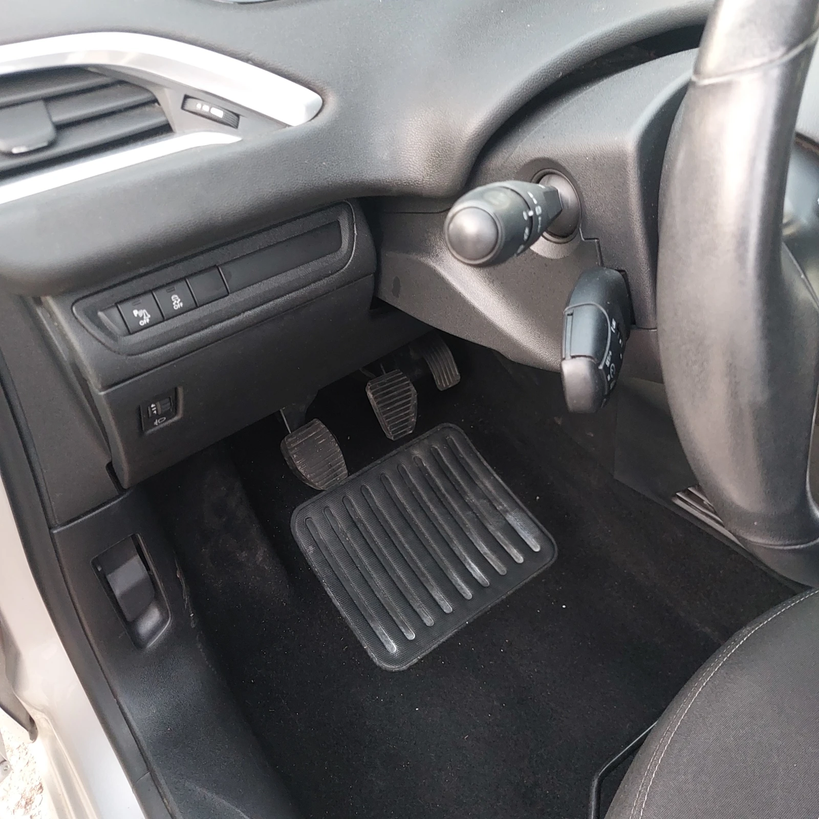 Peugeot 208 1.6 BLUE HDI NAVI, снимка 8 - Автомобили и джипове - 53738769