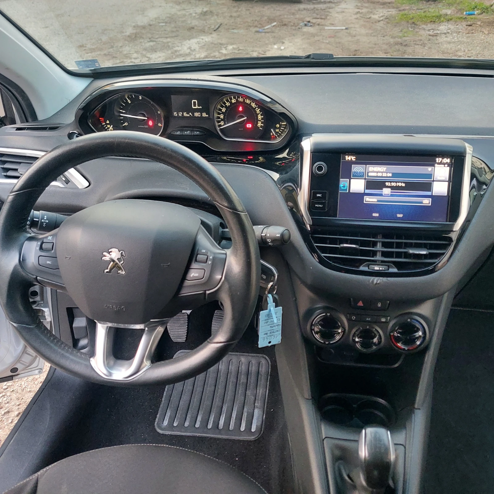 Peugeot 208 1.6 BLUE HDI NAVI, снимка 10 - Автомобили и джипове - 53738769