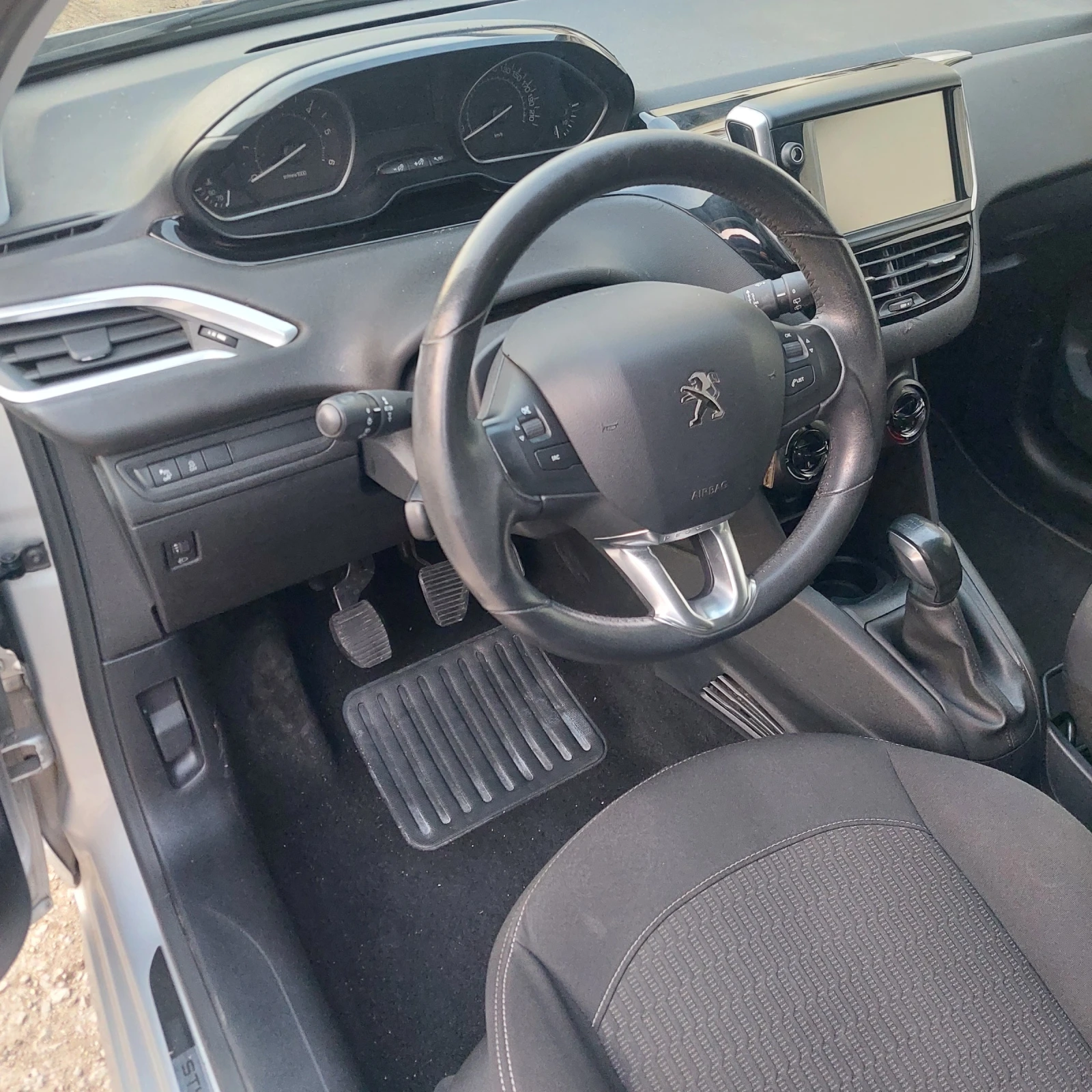 Peugeot 208 1.6 BLUE HDI NAVI, снимка 7 - Автомобили и джипове - 53738769