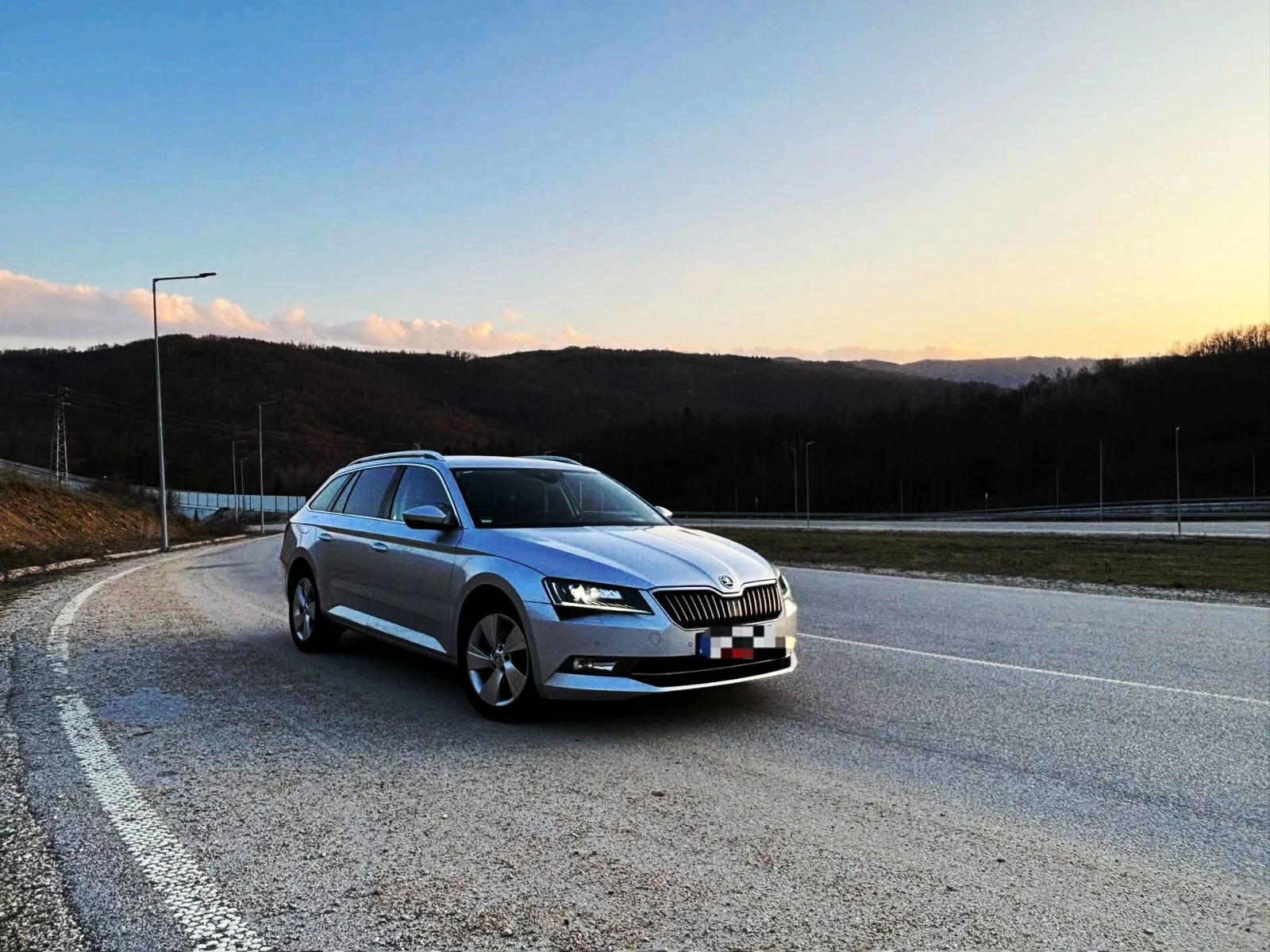 Skoda Superb Комби, снимка 2 - Автомобили и джипове - 54369274