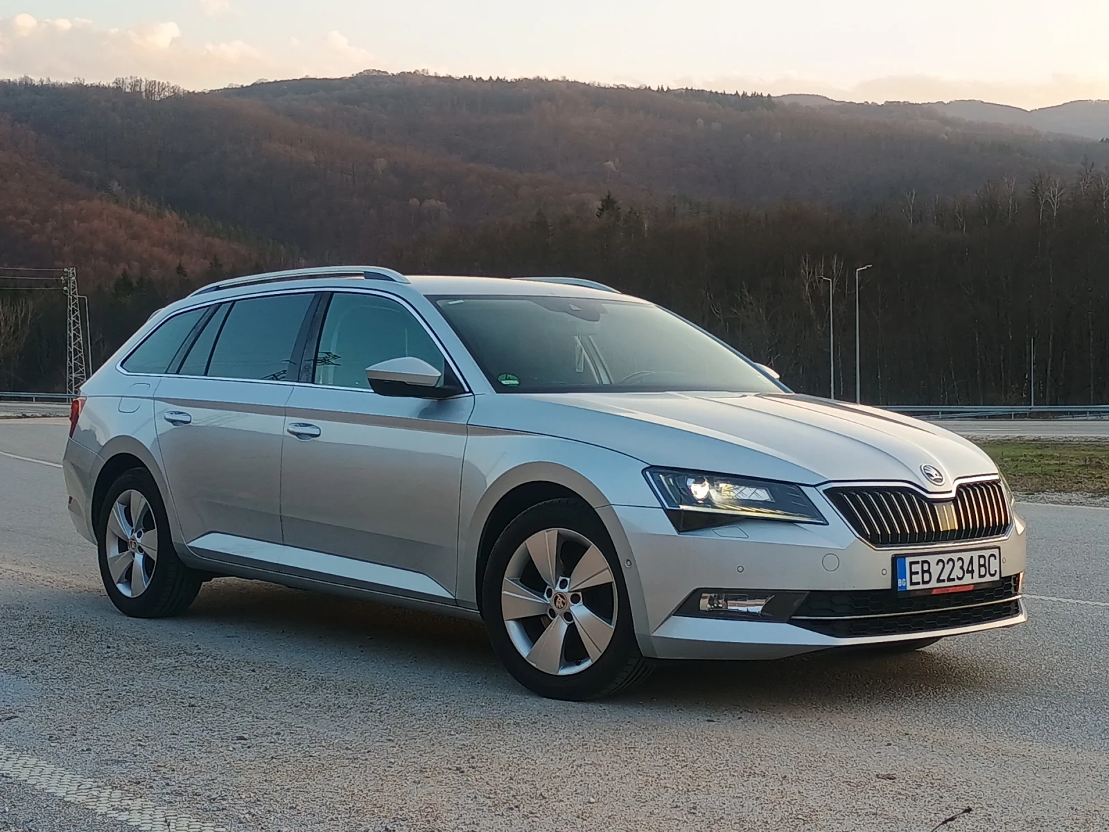 Skoda Superb Комби, снимка 5 - Автомобили и джипове - 54369274