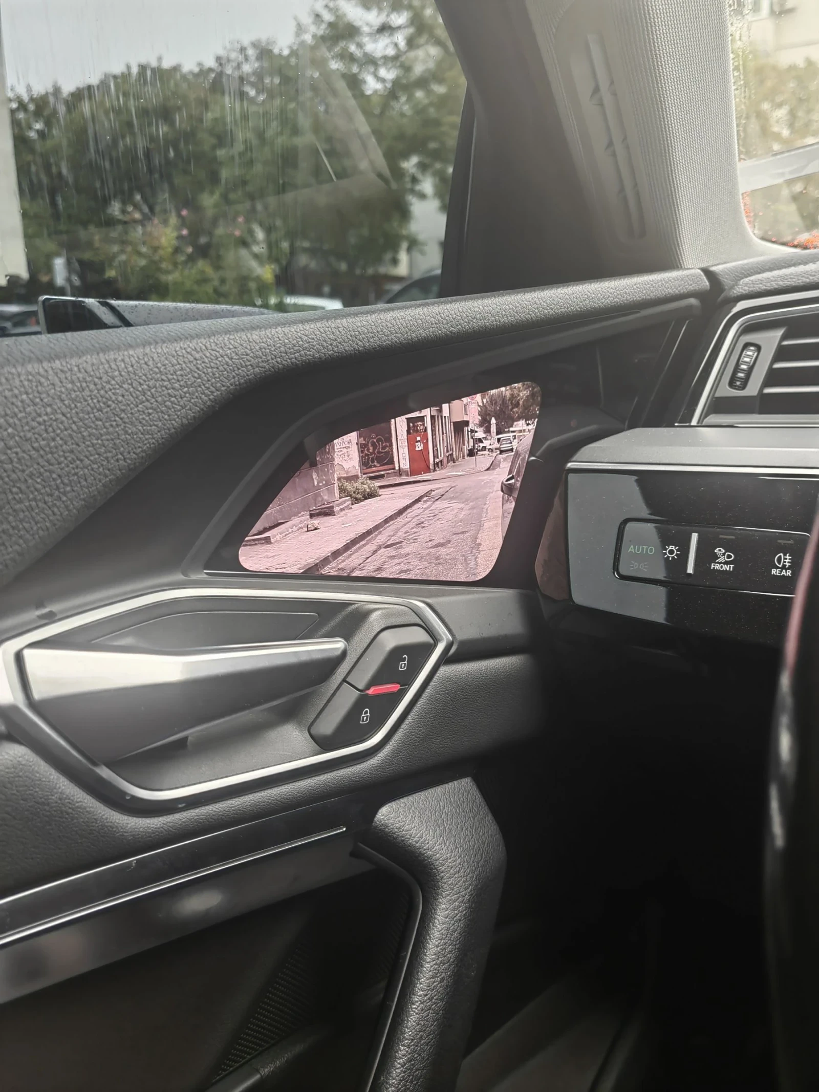 Audi E-Tron QUATTRO, снимка 12 - Автомобили и джипове - 54952765
