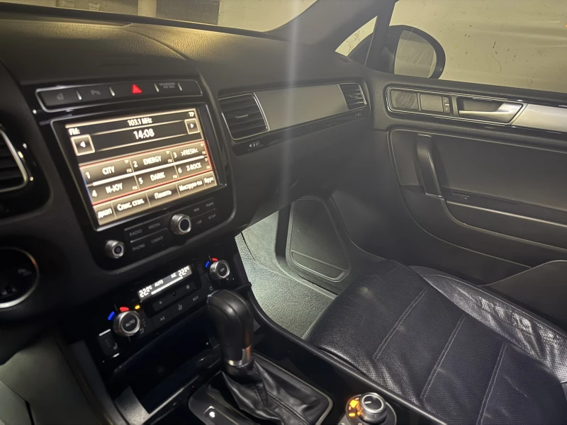 VW Touareg, снимка 6 - Автомобили и джипове - 52846760