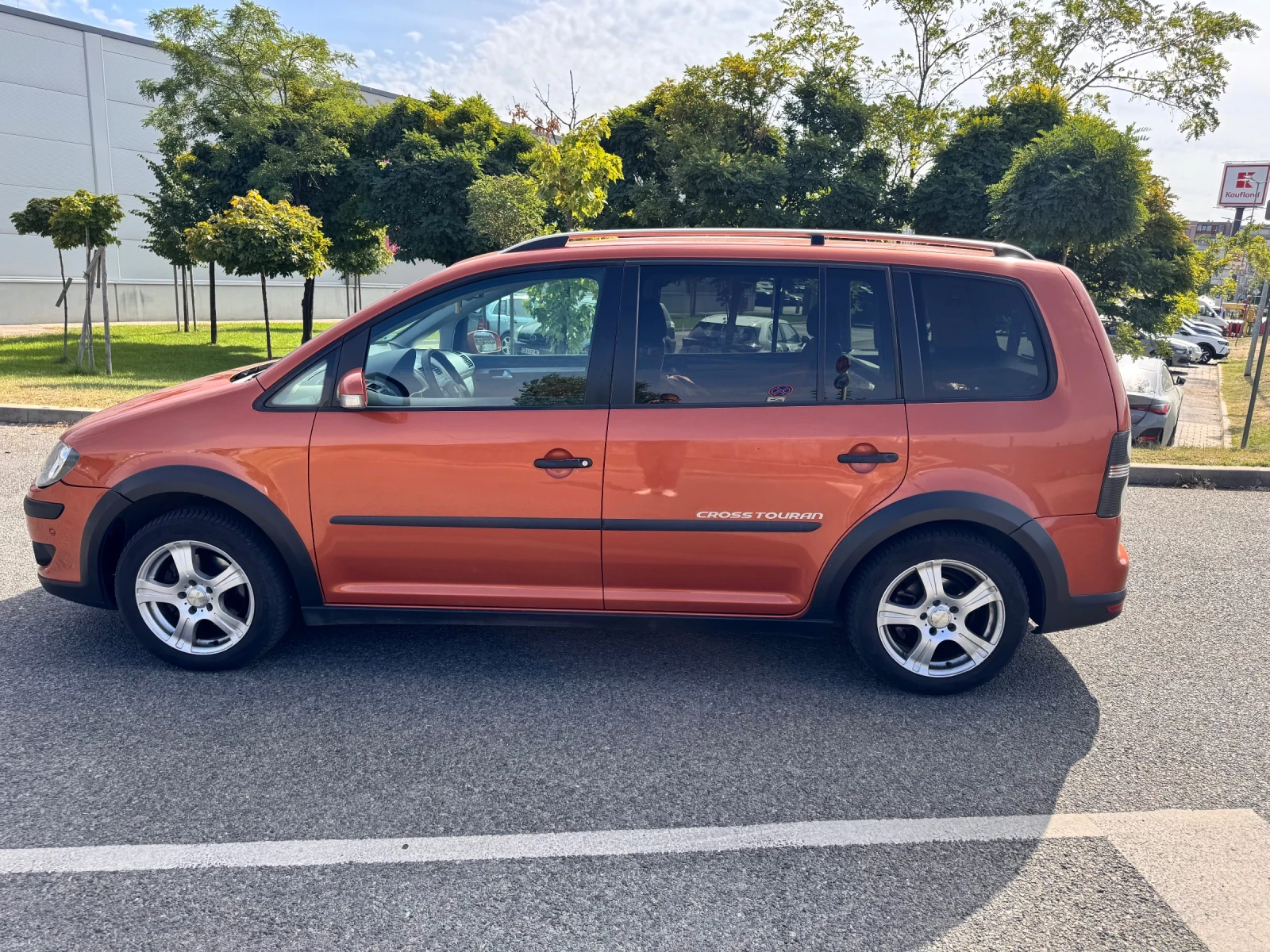 VW Touran CrossTouran 2.0TDI Automatic Porsche Iztok - изображение 2
