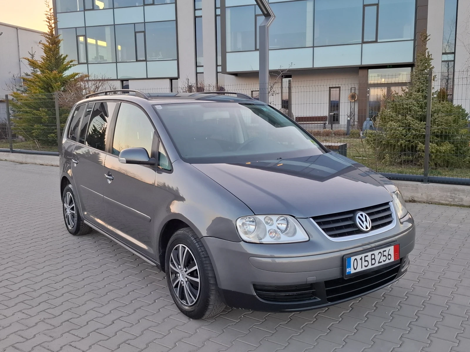 VW Touran 1.9TDI* (105кс)* AВТОМАТИК* HOB BHOC* , снимка 11 - Автомобили и джипове - 53802265