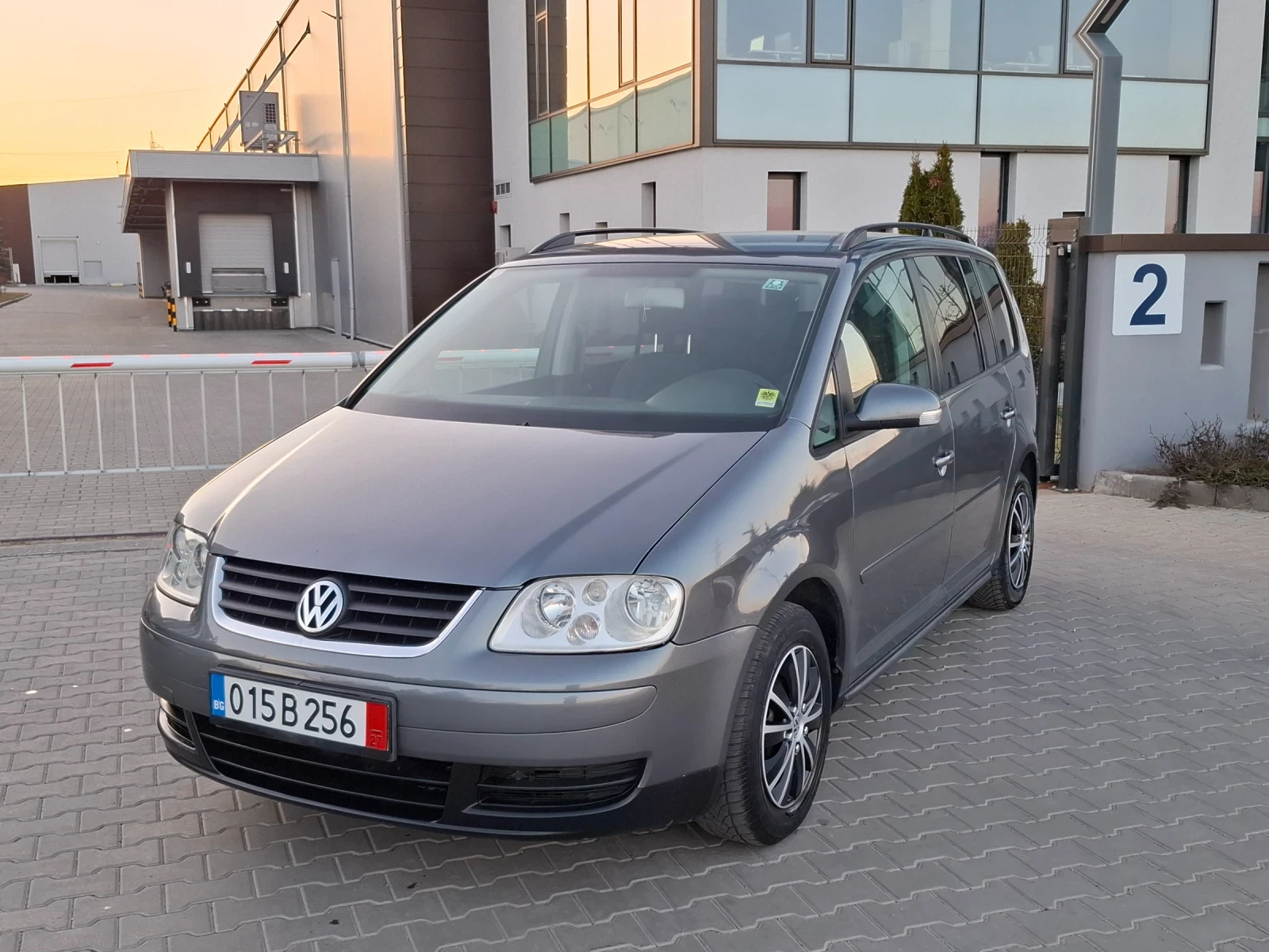 VW Touran 1.9TDI* (105кс)* AВТОМАТИК* HOB BHOC* , снимка 2 - Автомобили и джипове - 53802265
