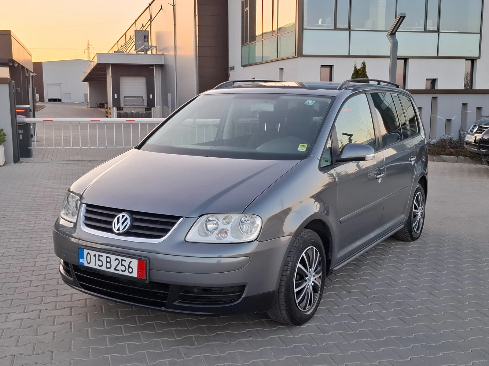 VW Touran 1.9TDI* (105кс)* AВТОМАТИК* HOB BHOC* , снимка 4 - Автомобили и джипове - 53802265