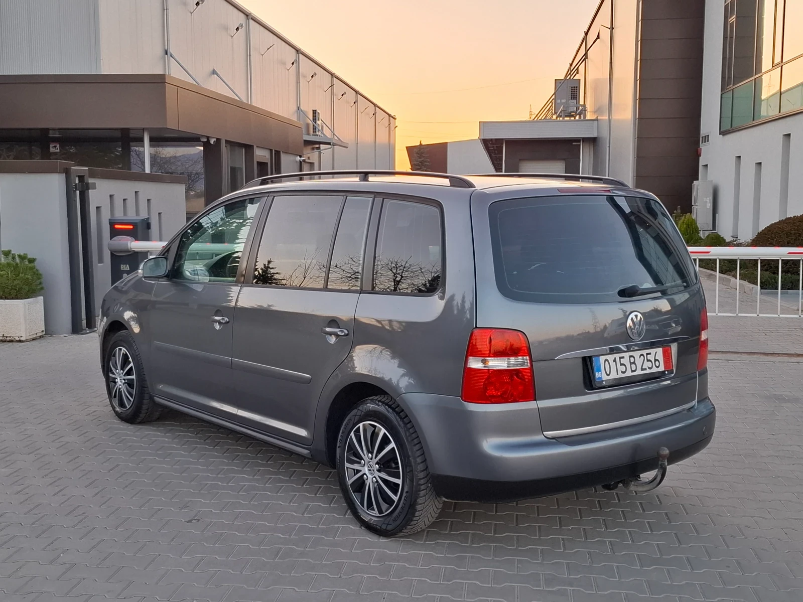 VW Touran 1.9TDI* (105кс)* AВТОМАТИК* HOB BHOC* , снимка 8 - Автомобили и джипове - 53802265