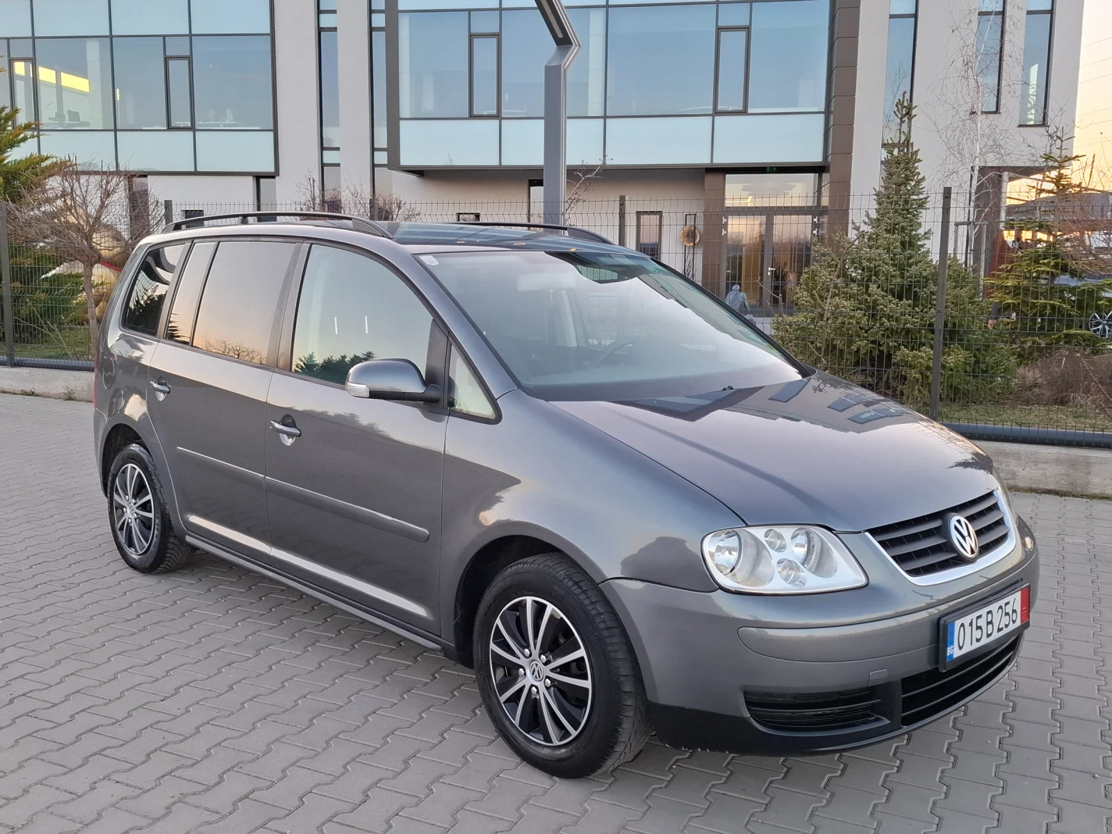 VW Touran 1.9TDI* (105кс)* AВТОМАТИК* HOB BHOC* , снимка 13 - Автомобили и джипове - 53802265