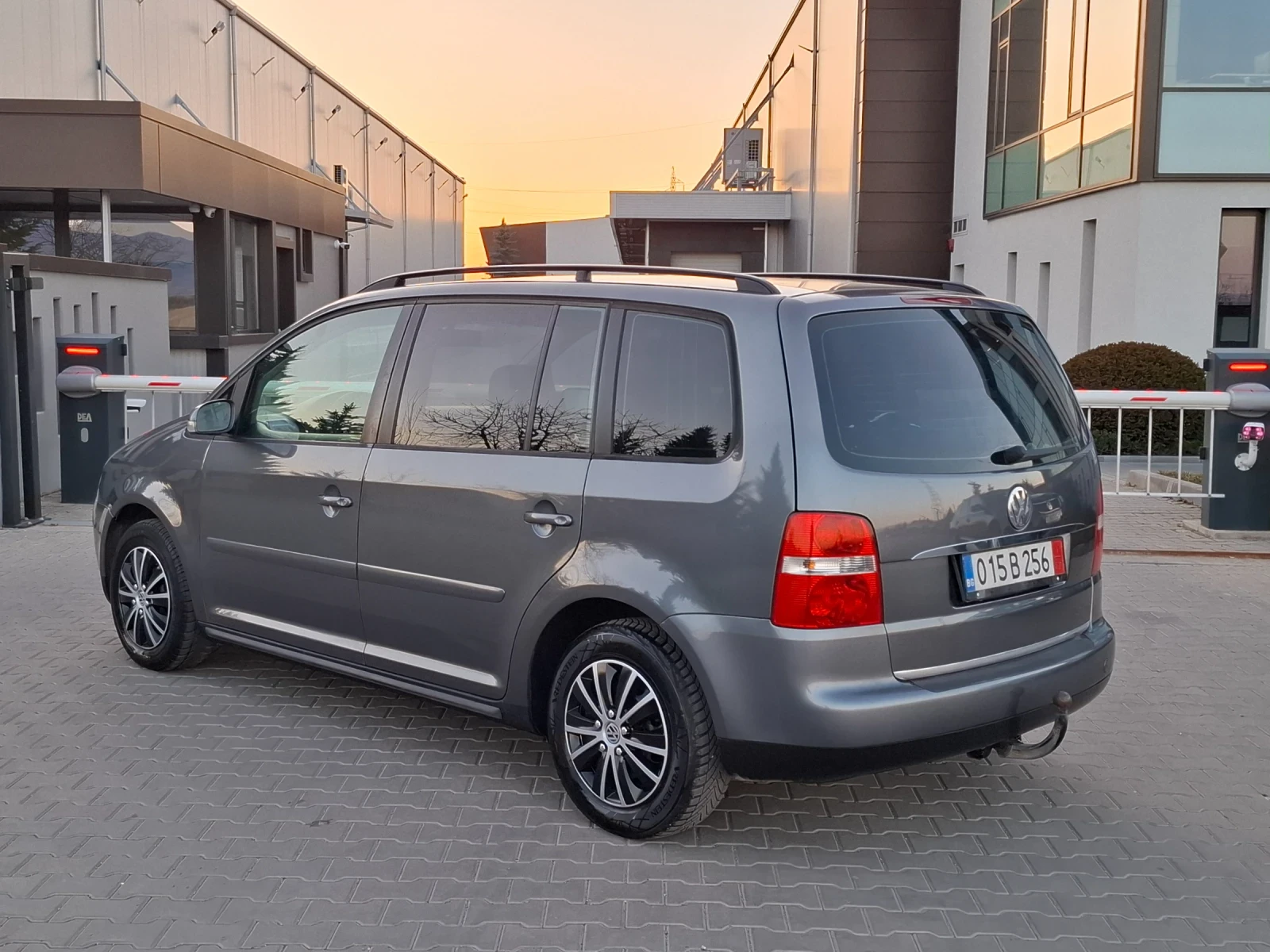 VW Touran 1.9TDI* (105кс)* AВТОМАТИК* HOB BHOC* , снимка 7 - Автомобили и джипове - 53802265