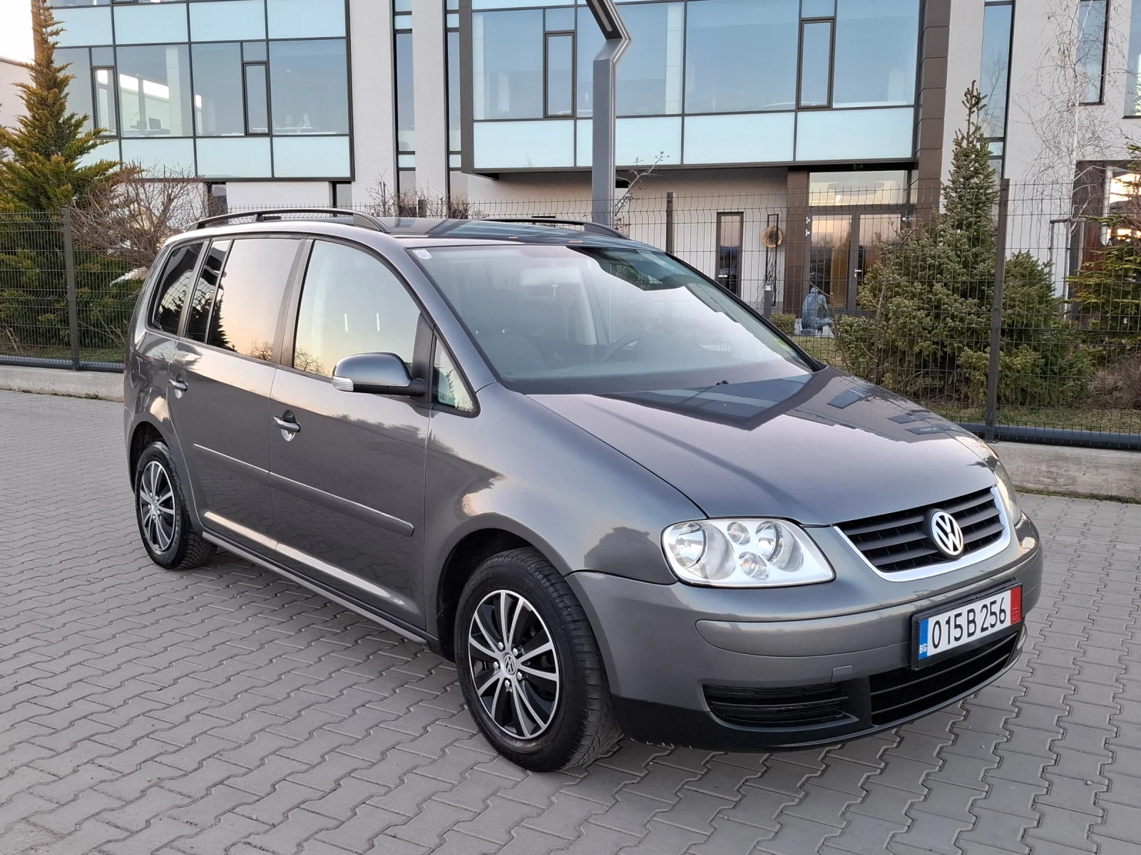 VW Touran 1.9TDI* (105кс)* AВТОМАТИК* HOB BHOC* , снимка 12 - Автомобили и джипове - 53802265