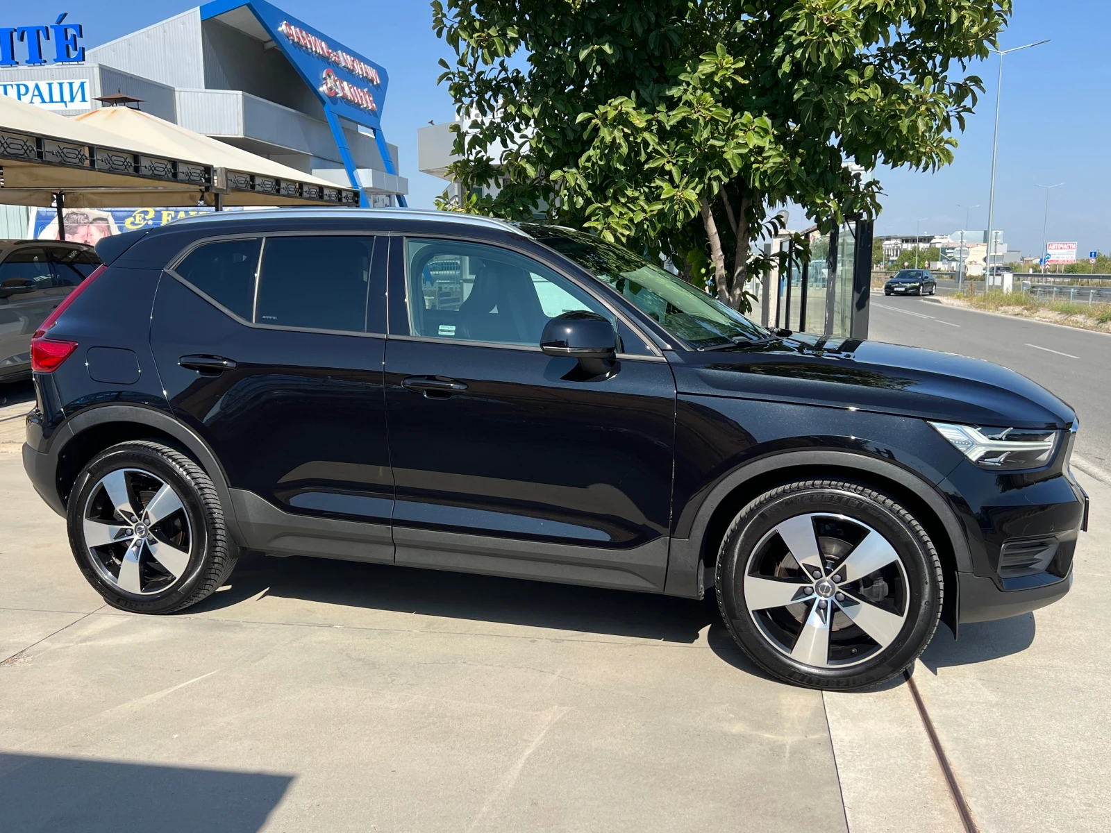 Volvo XC40 2.0D, 4X4, MOMENTUM-FULL SERVICE-KATO HOB, PANO, C - изображение 4